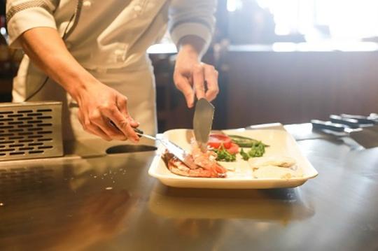 chef bord aan het opmaken