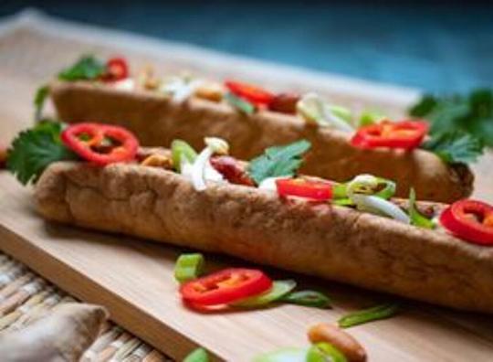 100% NL en Barry Paf lanceren tijdens Koningsdag oranje frikandel