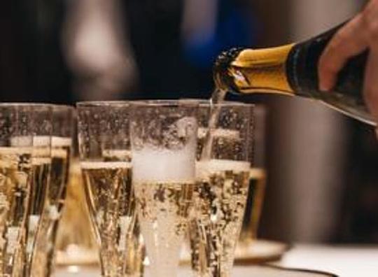 Vlak voor de feestdagen blijkt tekort aan champagne in de horeca