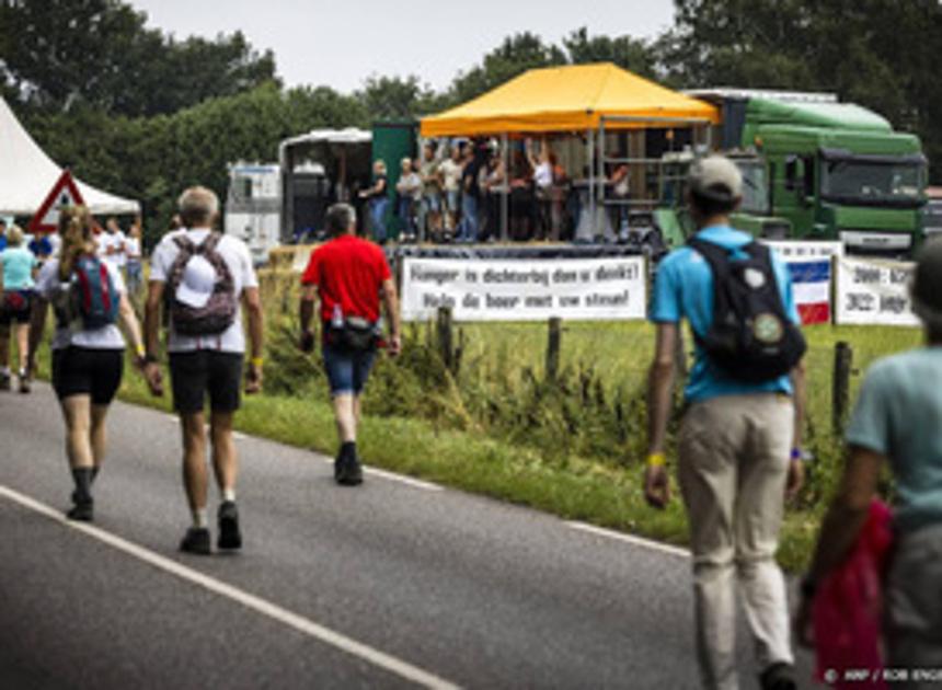 Demonstrerende boeren delen kaas, eieren en zuivel uit aan Vierdaagselopers