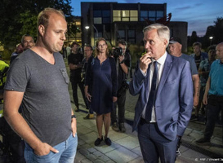 'Asielhotel' in Albergen: inwoner trekt staatssecretaris aan zijn jasje