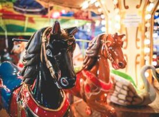 Horecaondernemers doneren geld aan kinderen om naar de kermis te kunnen