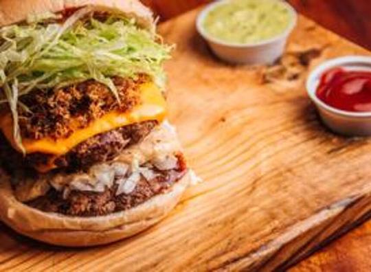 Fastfoodliefhebbers opgelet: bij Diego's Burgers is een 'high hamburger'